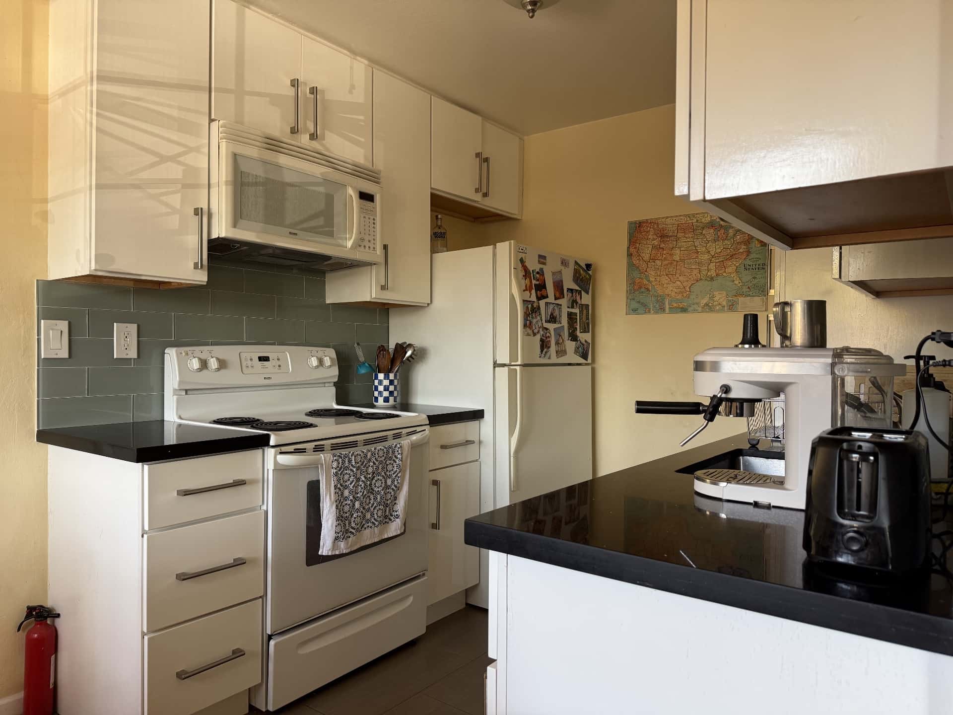 Big room in cozy Palo Alto downtown flat from Mid Aug/Sept (also works for couples) 2