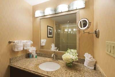 Burlington Mall 2 Queen Room with Pool & Gym 2