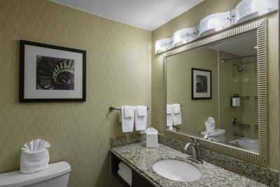 Burlington Mall 2 Queen Room with Pool & Gym 4