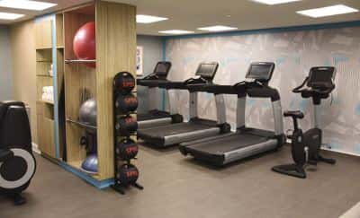 Burlington Mall 2 Queen Room with Pool & Gym 5