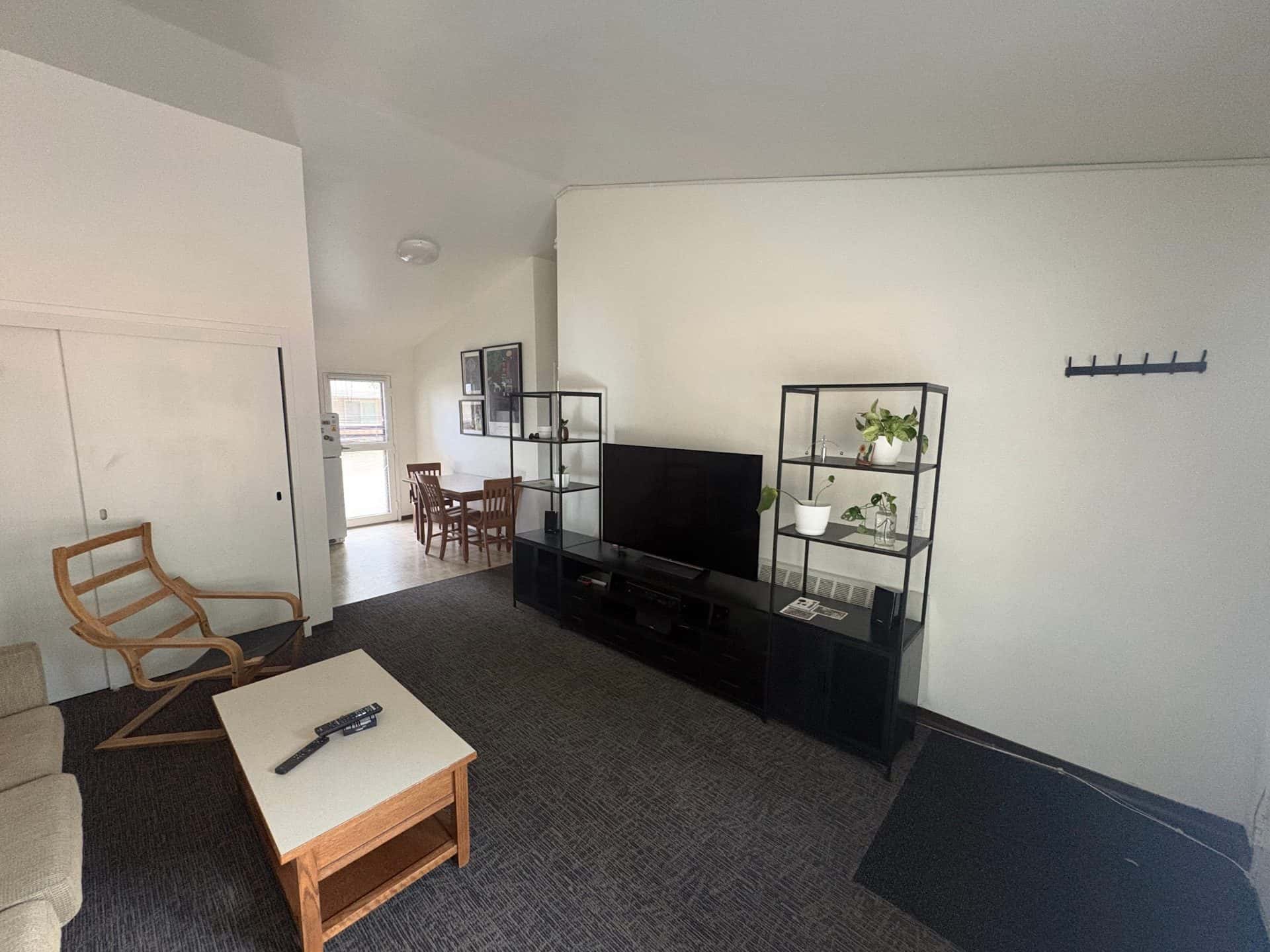 Bedroom in low rise 2b1b apartment (second bedroom available too!) - mid July - August 1