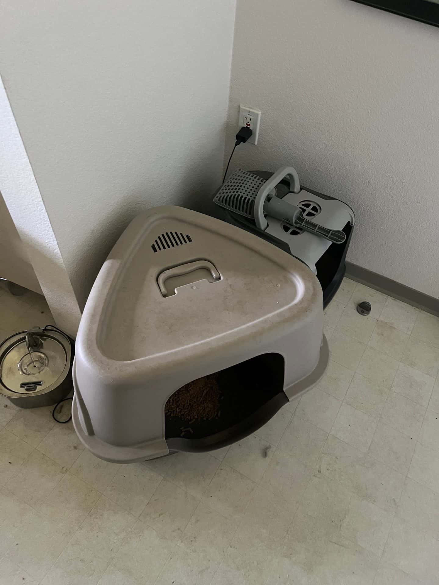 Large Corner Litter Box 1