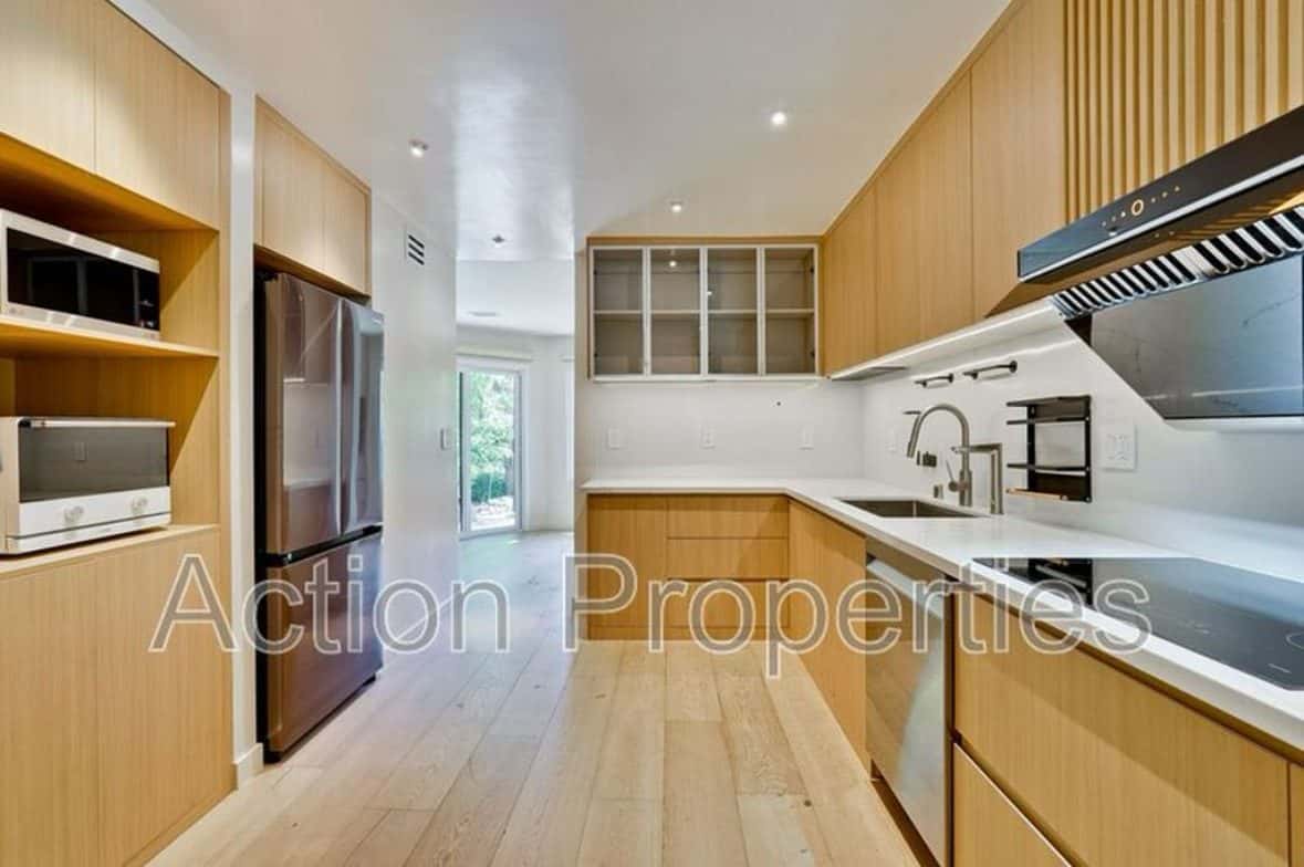 1 Room in a 3BR Townhouse Available June 1 1