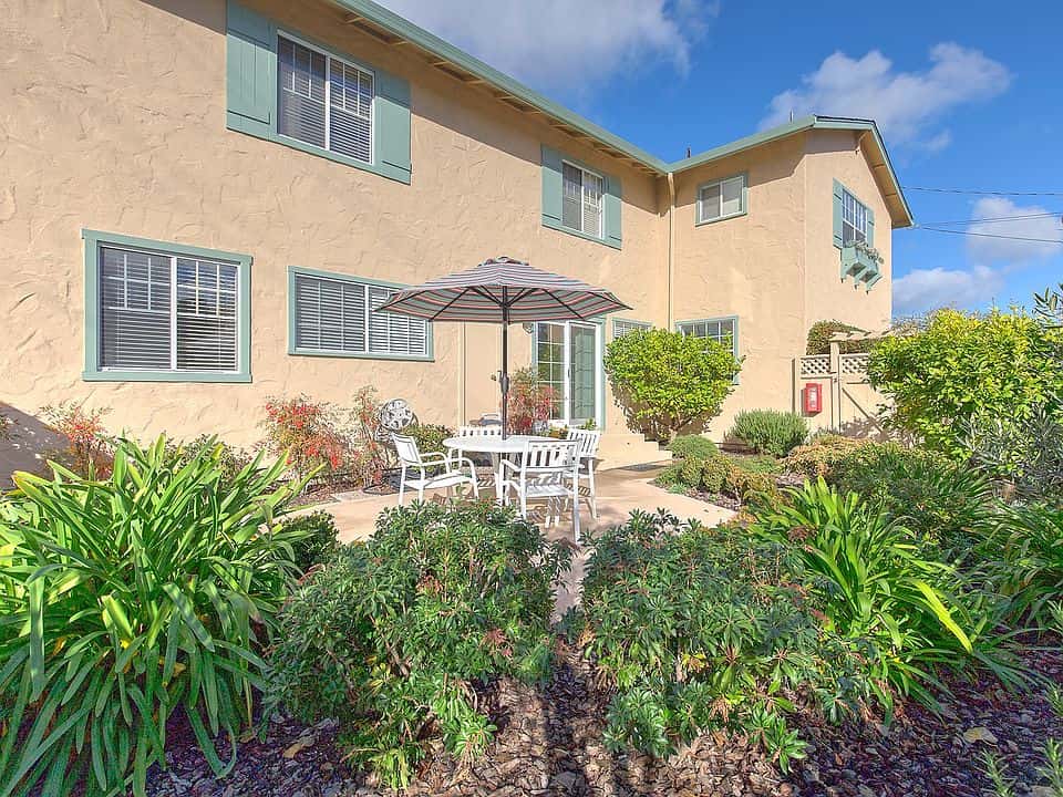 Seeking new female roommate for 2 Bed 1 Bath in Menlo Park (Rent ~$1500) to move in early August 1