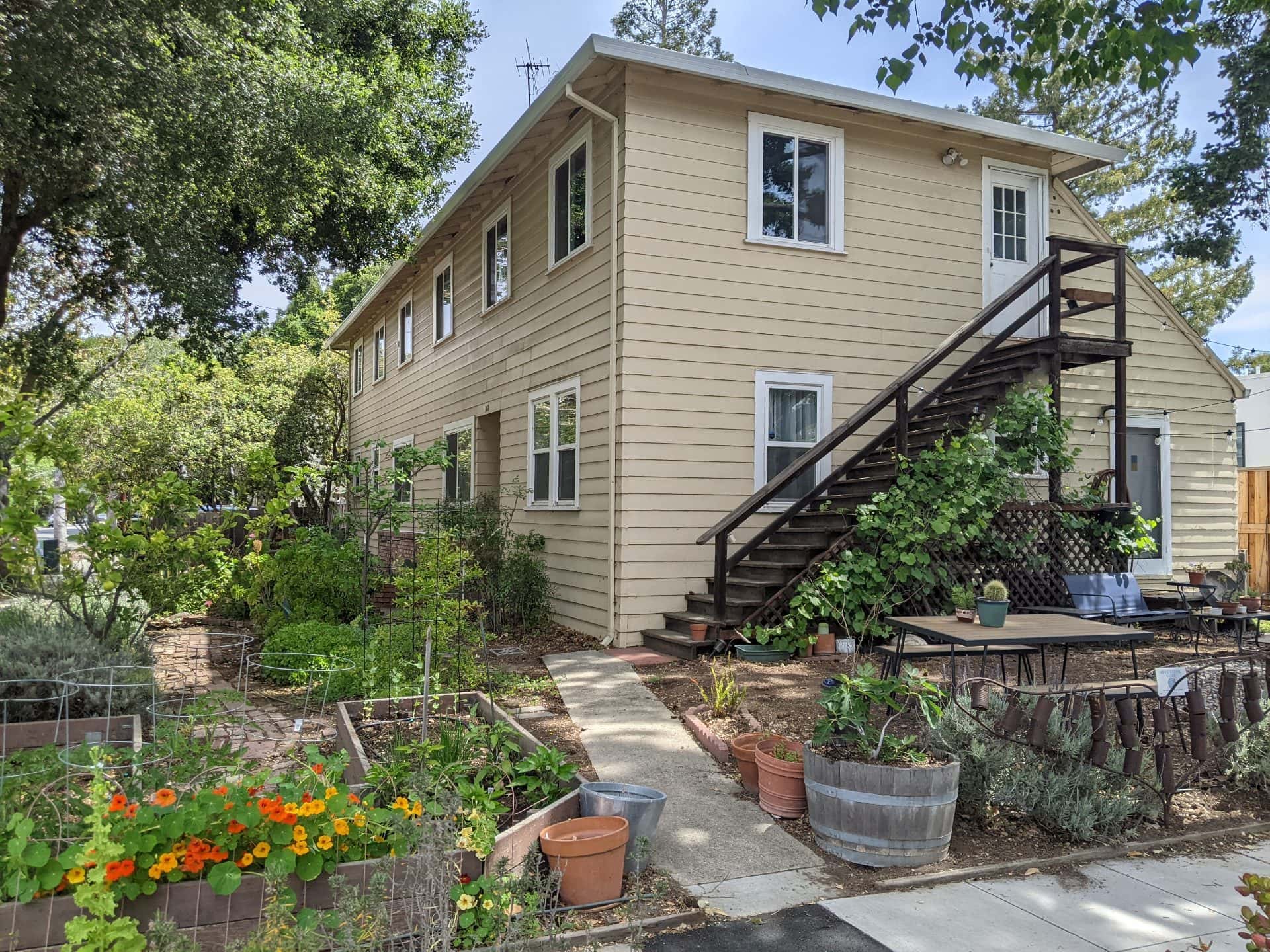 2-bedroom apartment available in warm, cooperative community! 1