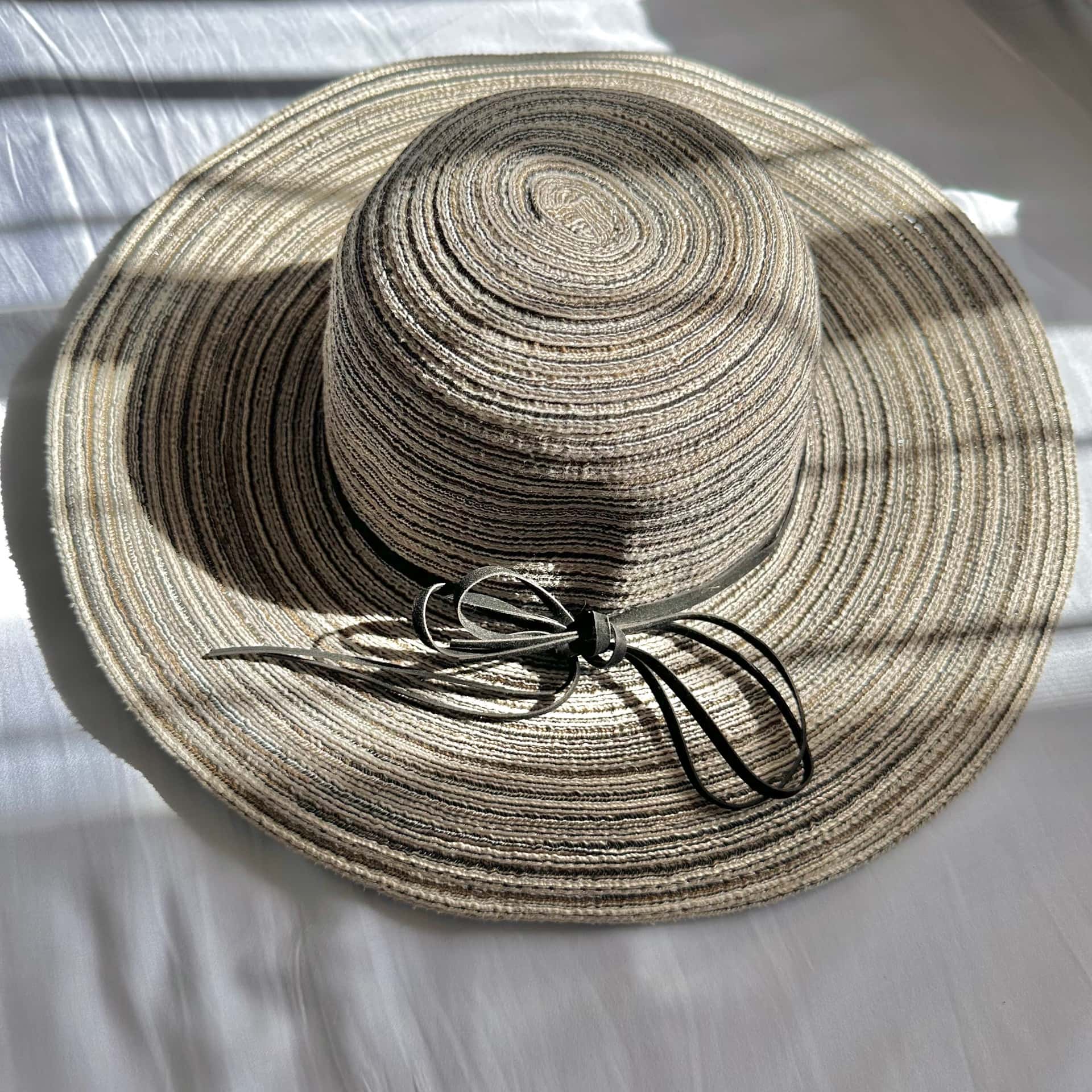 Light Brown Wide Brim Straw Sun Hat w. Bow Tie For Sale 1