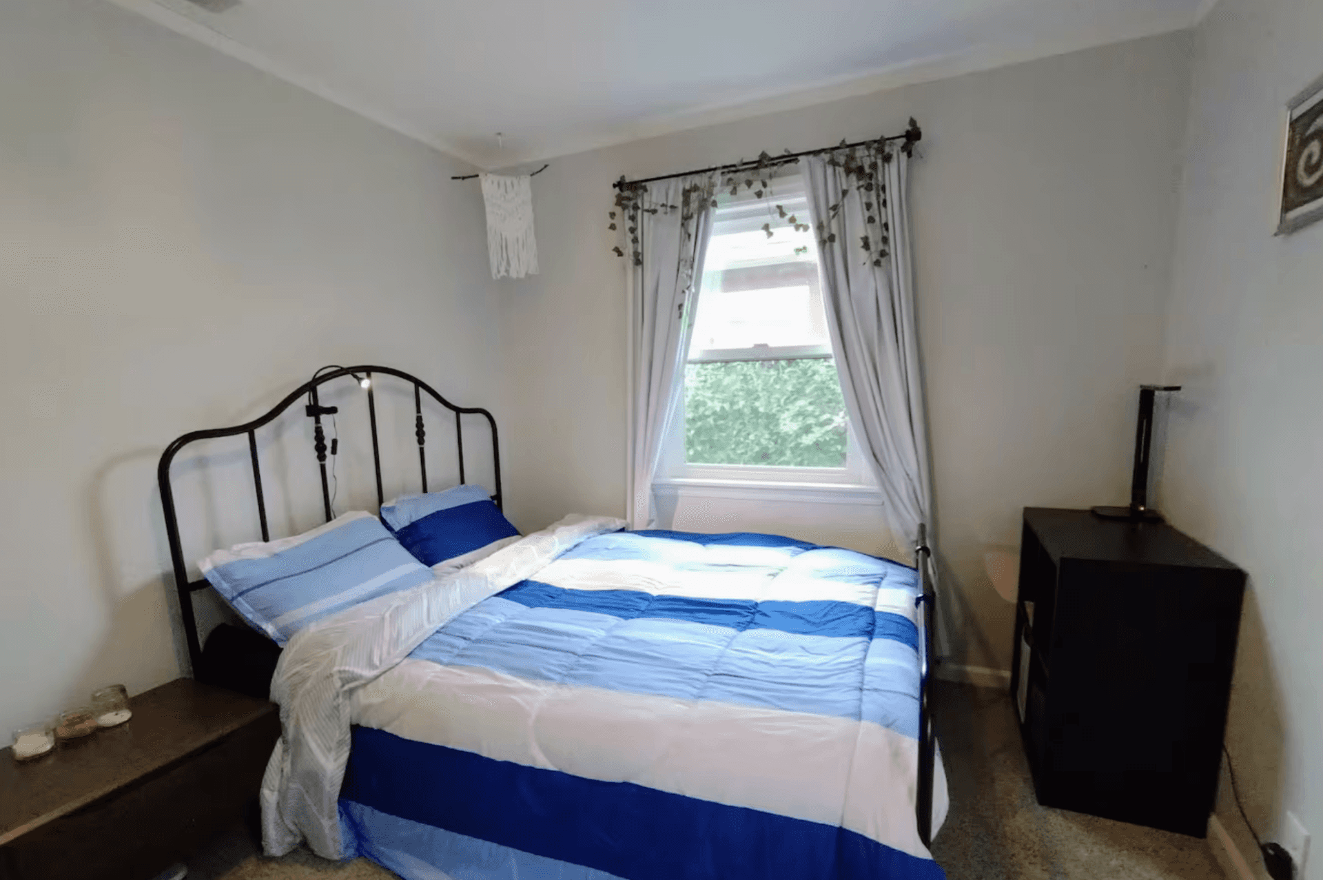 Stylish Furnished Room, Facing Beautiful Ivy Outdoors, Redwood City 1